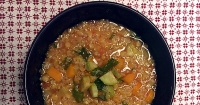 Σούπα λαχανικών με κινόα &amp; κόκκινες φακές